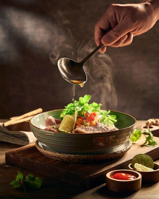 Vietnamesische Pho mit frischen Kräutern und Limette